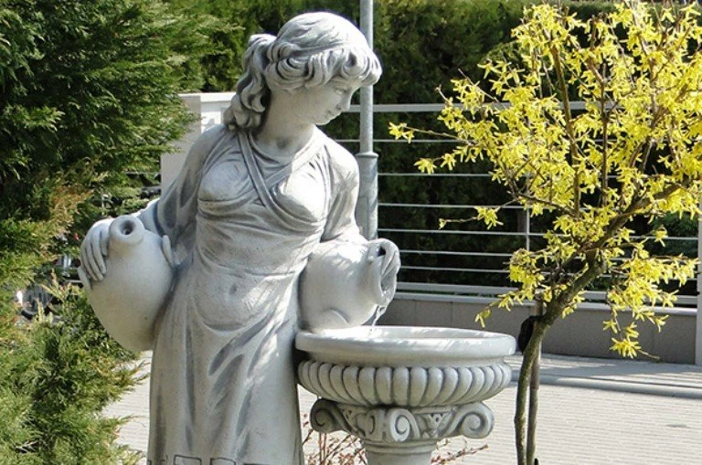 Rzeźba kobiety z dzbankiem