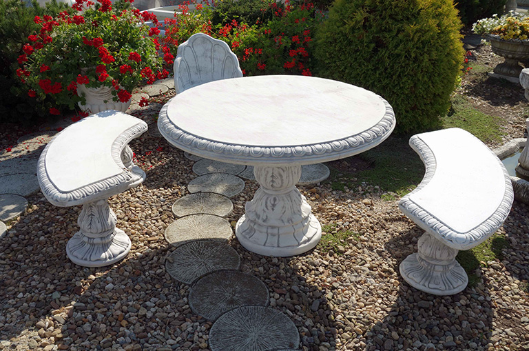 Kamienny stół i krzesła